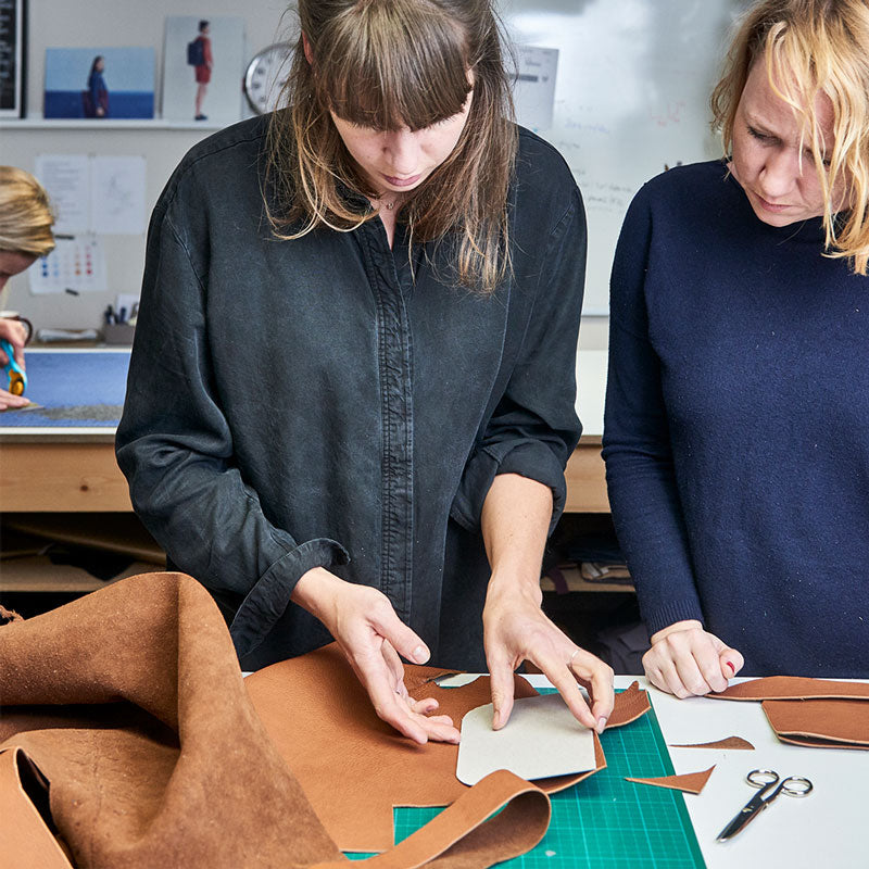 Workshop eigen leren tas maken in Amsterdam bij een leer atelier onder begeleiding van monsak