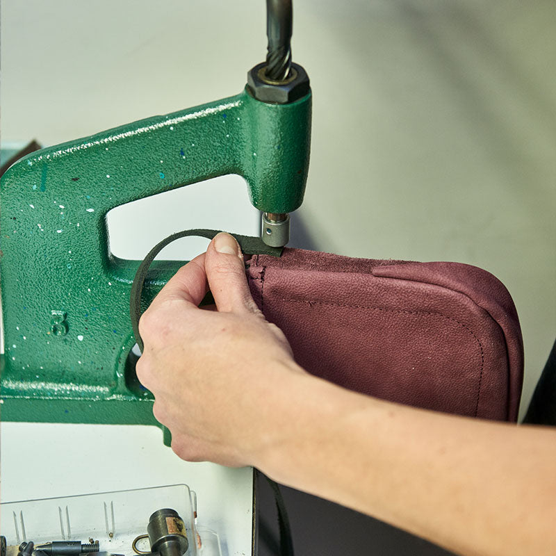 Leren tasje zelf maken tijdens een workshop in Amsterdam in een leer atelier monsak