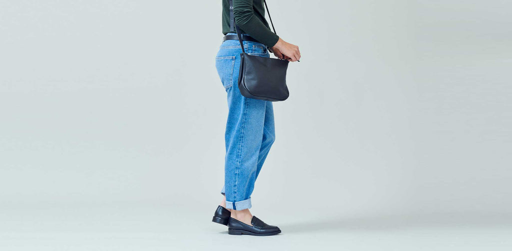 crossbody tas leer zwart leren tas gered leer handgemaakt in Amsterdam monsak leer atelier