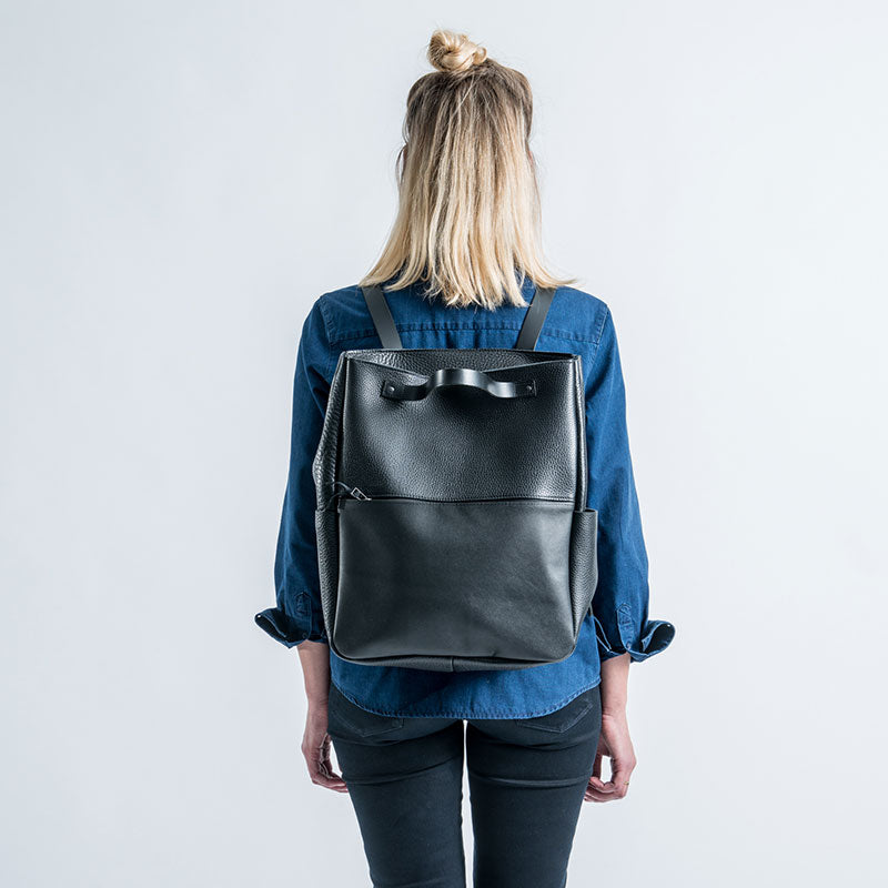leren rugzak handbagage tas leer zwart handgemaakt in Amsterdam monsak leer atelier