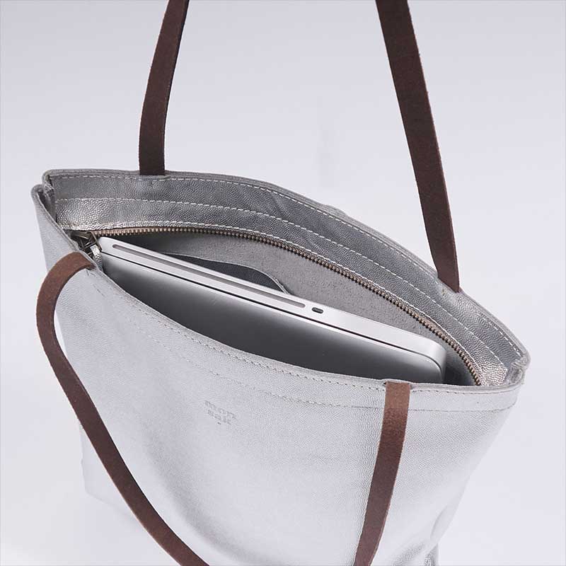 leren laptoptas shopper gemaakt van gered leer in het zilver leer atelier Amsterdam monsak
