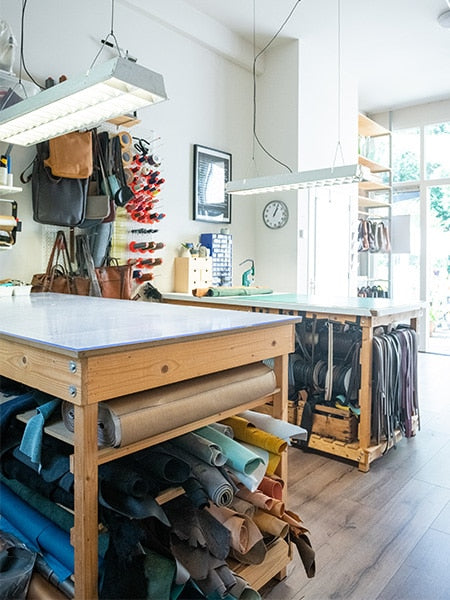leer atelier Amsterdam leren tassen handgemaakt met duurzaam leer atelier van binnen monsak