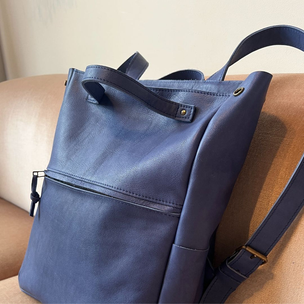 leren rugtas dames, handig voor laptop, handgemaakt in Amsterdam, zijkant