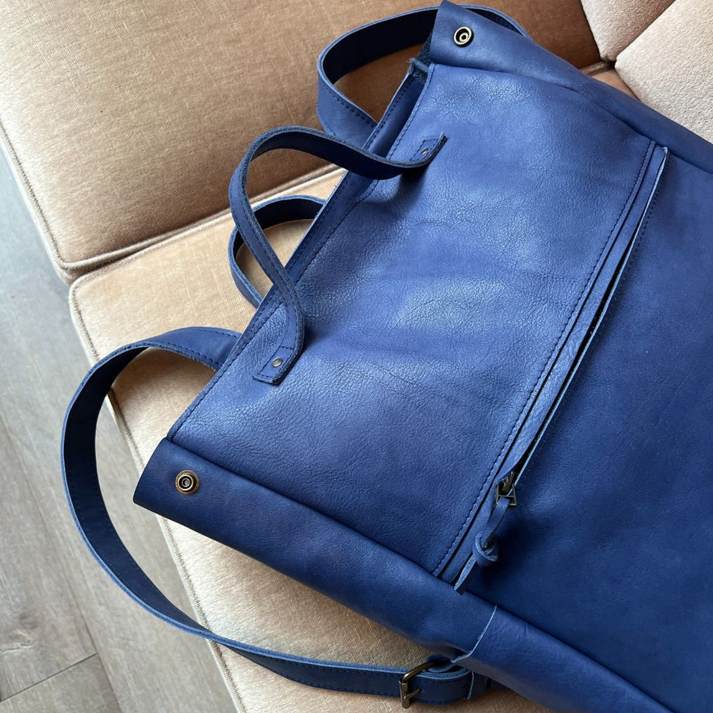 leren rugtas dames, handig voor laptop, handgemaakt in Amsterdam, liggend