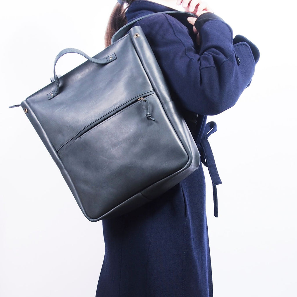 leren rugtas dames, handig voor laptop, handgemaakt in Amsterdam, op model