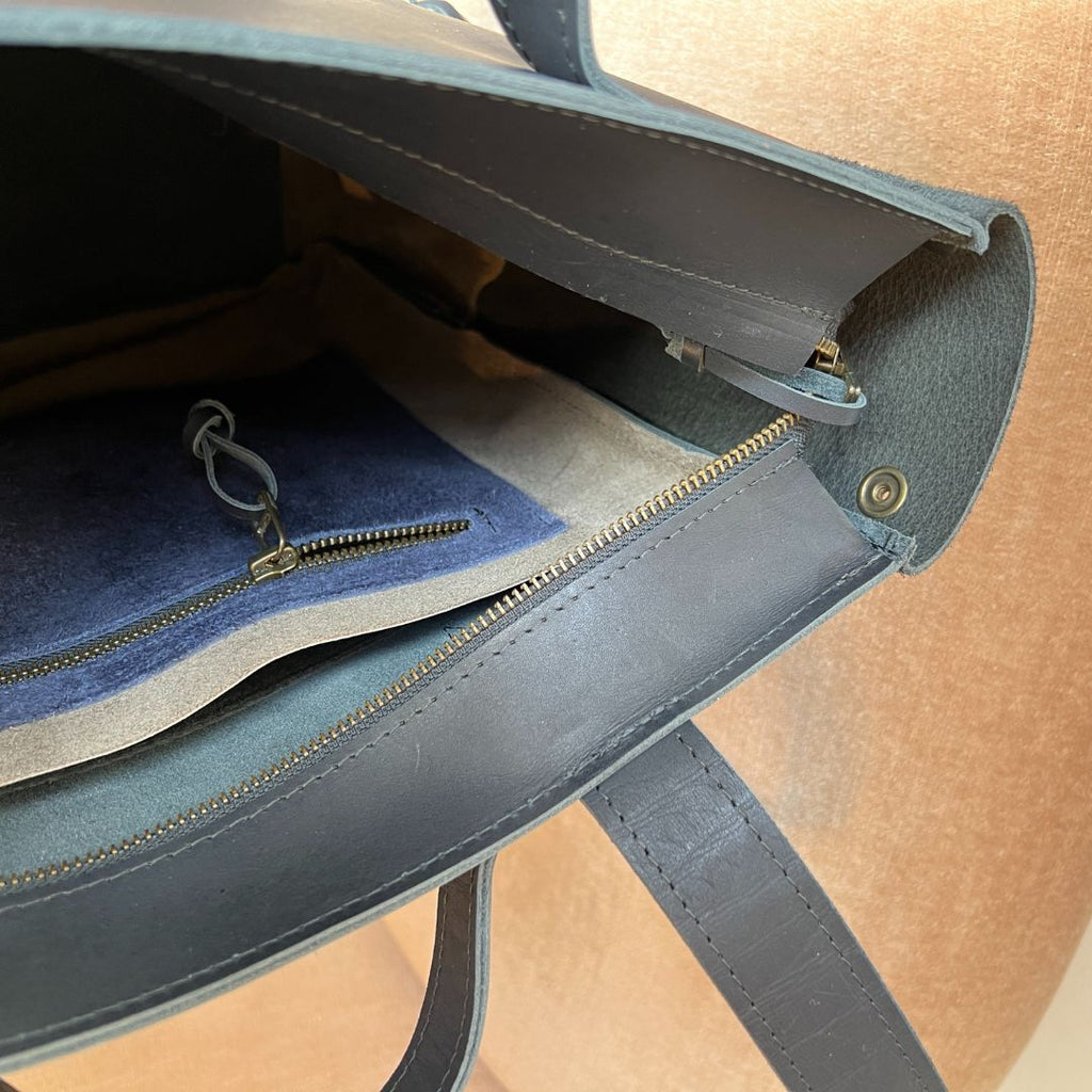 leren rugtas dames, handig voor laptop, handgemaakt in Amsterdam, laptopvak binnen