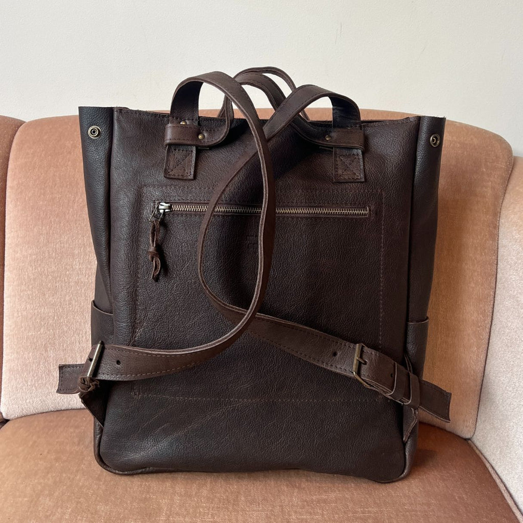 leren rugtas dames, handig voor laptop, handgemaakt in Amsterdam, achterkant