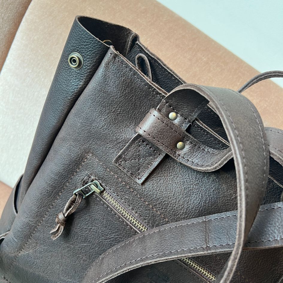 leren rugtas dames, handig voor laptop, handgemaakt in Amsterdam, ritsvak achter