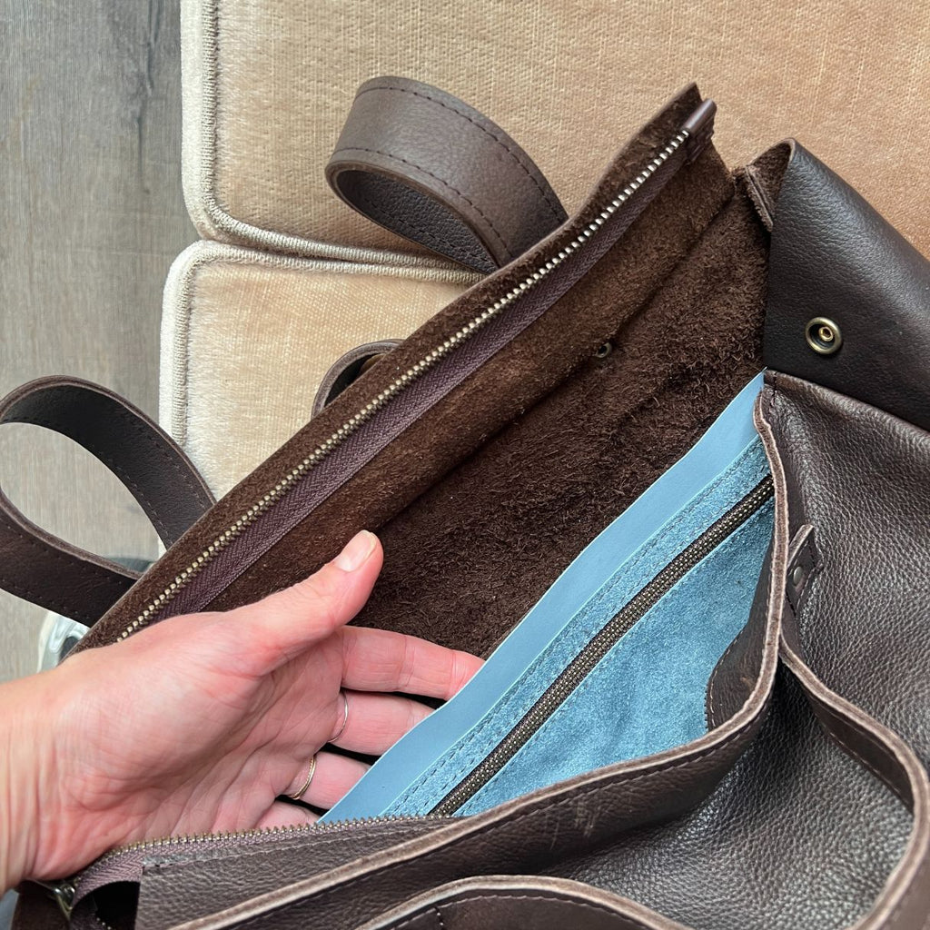 leren rugtas dames, handig voor laptop, handgemaakt in Amsterdam, laptopvak binnenkant