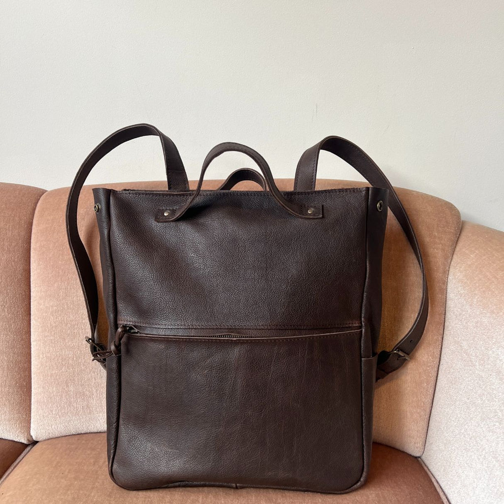 leren rugtas dames, handig voor laptop, handgemaakt in Amsterdam, voorkant