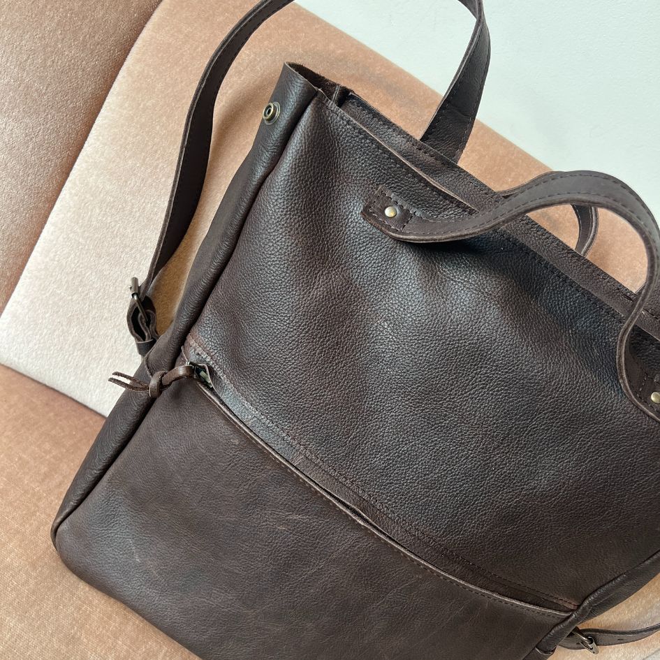 leren rugtas dames, handig voor laptop, handgemaakt in Amsterdam, structuur leer