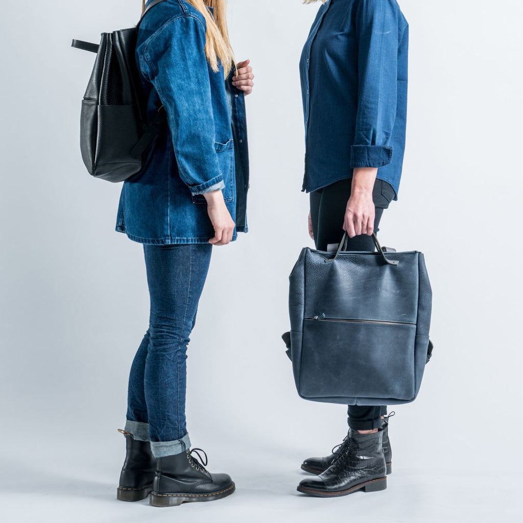 leren rugtas dames, handig voor laptop, handgemaakt in Amsterdam, op modellen