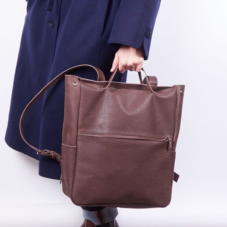 leren rugtas dames, handig voor laptop, handgemaakt in Amsterdam, met handig handvat