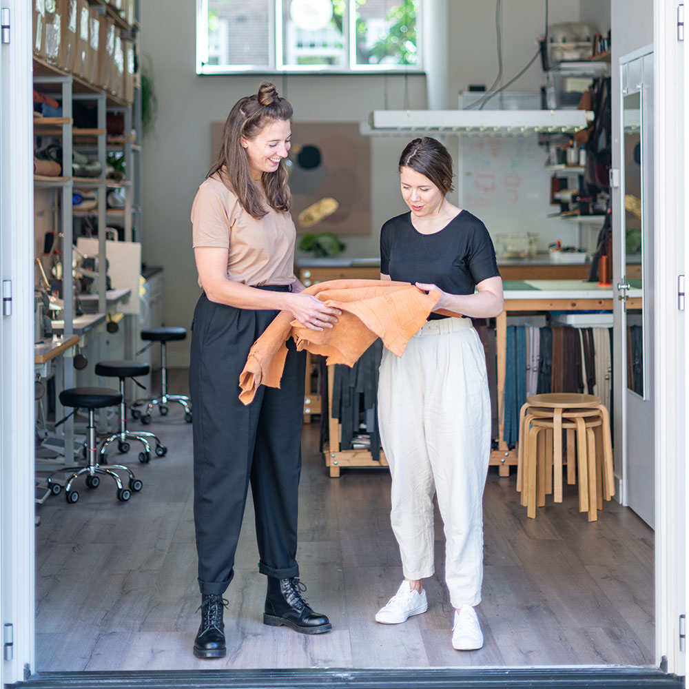 Bij het monsak leer atelier kan je een tas op maat laten maken.