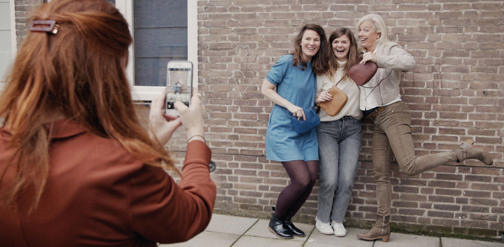 Zelf een leren tas maken met vriendinnen tijdens de workshop eigen leren tas maken in Amsterdam