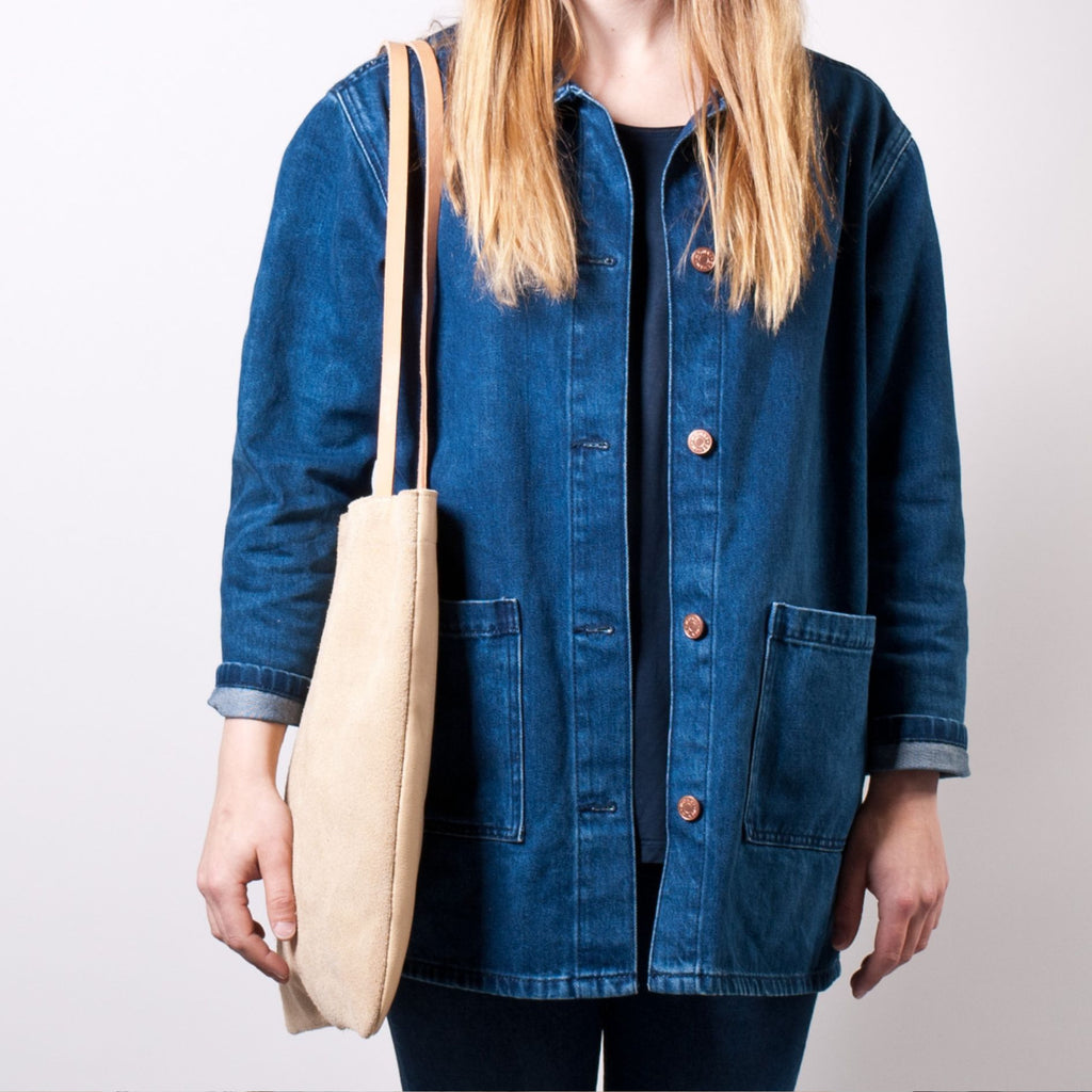 Model met leren schoudertas, gemaakt tijdens workshop tas maken bij leer atelier Monsak in Amsterdam